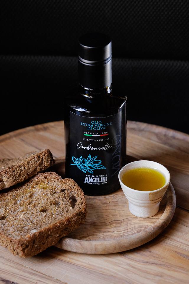 Die Carboncella-Olive ist in mehreren nativen IGP- und DOP-Olivenölen extra zu finden, etwa in zwei wichtigen Olivenölen aus Latium, Olio di Roma IGP/g. g. A. und Sabina DOP, sowie im nativen Olivenöl extra Marche IGP/g. g. A., bei dem Carboncella mit einem Anteil von mindestens 85 % (rein oder gemischt) enthalten sein muss. Neben diesen Blends wird selbstverständlich auch ein reinsortiges natives Olivenöl extra aus der Carboncella-Olive hergestellt.