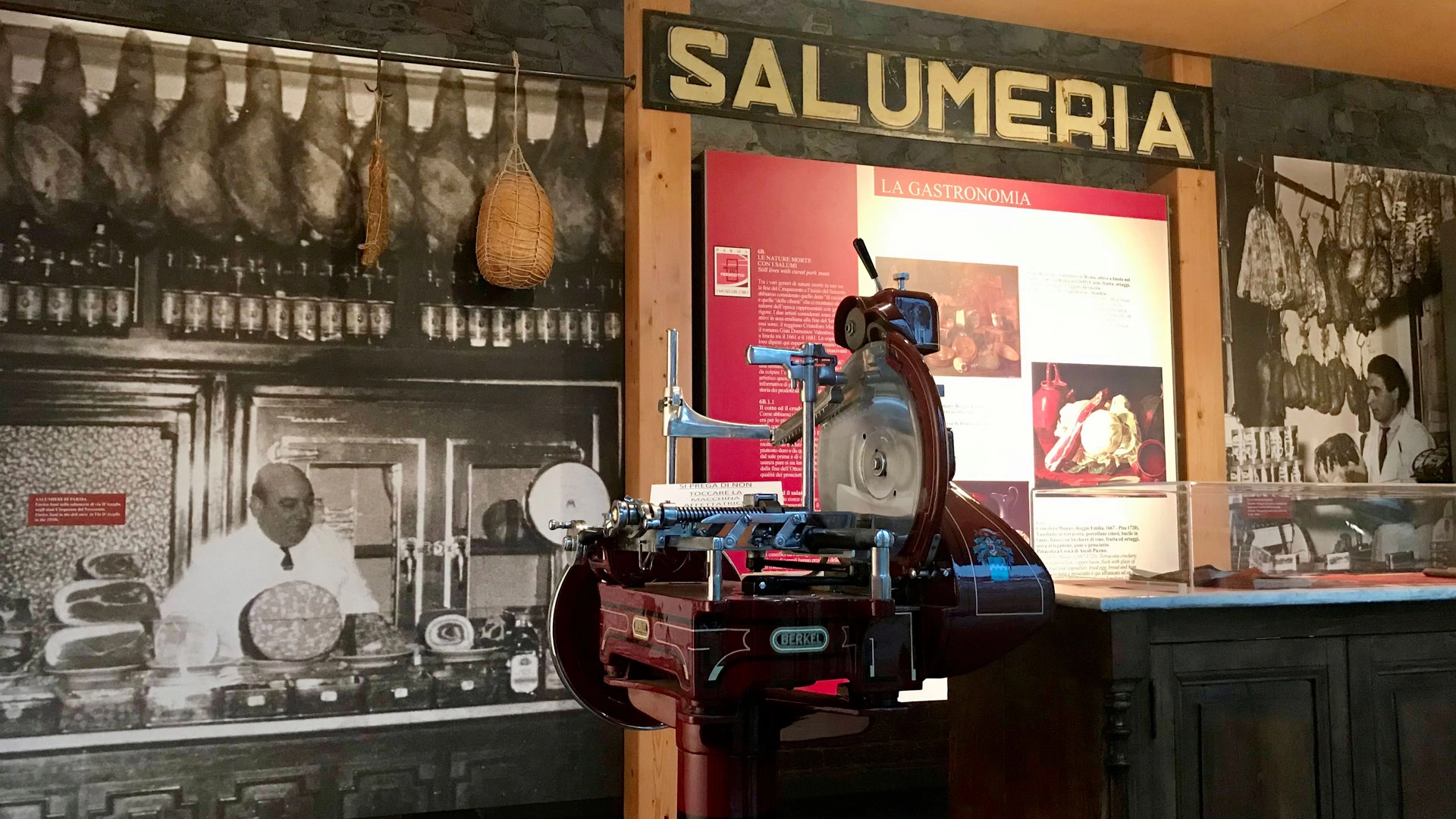 Das Museo del Prosciutto befindet sich im berühmten Ort Langhirano bei Parma, im Gebiet des ehemaligen Forum Boario, direkt im Stadtzentrum, eine interessante und strategische Lage in der Nähe des Flusses Parma. Im Herzen von Langhirano gelegen, umgeben von den traditionellen Gebäuden, in denen früher die Bearbeitung und das Trocknen der Schinkenkeulen stattfand.