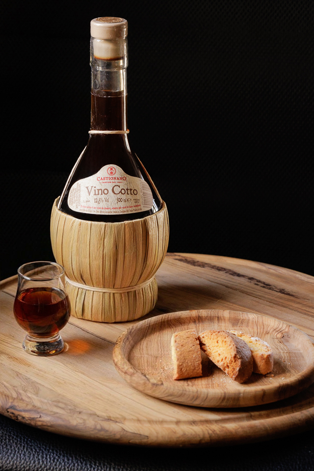 Wörtlich übersetzt heißt das gekochter Wein, wobei es sich jedoch um eingekochten Traubenmost handelt. Vino cotto ist ein traditionelles Produkt mit Alleinstellungsmerkmale, seine Besonderheit ist sein Geschmack.